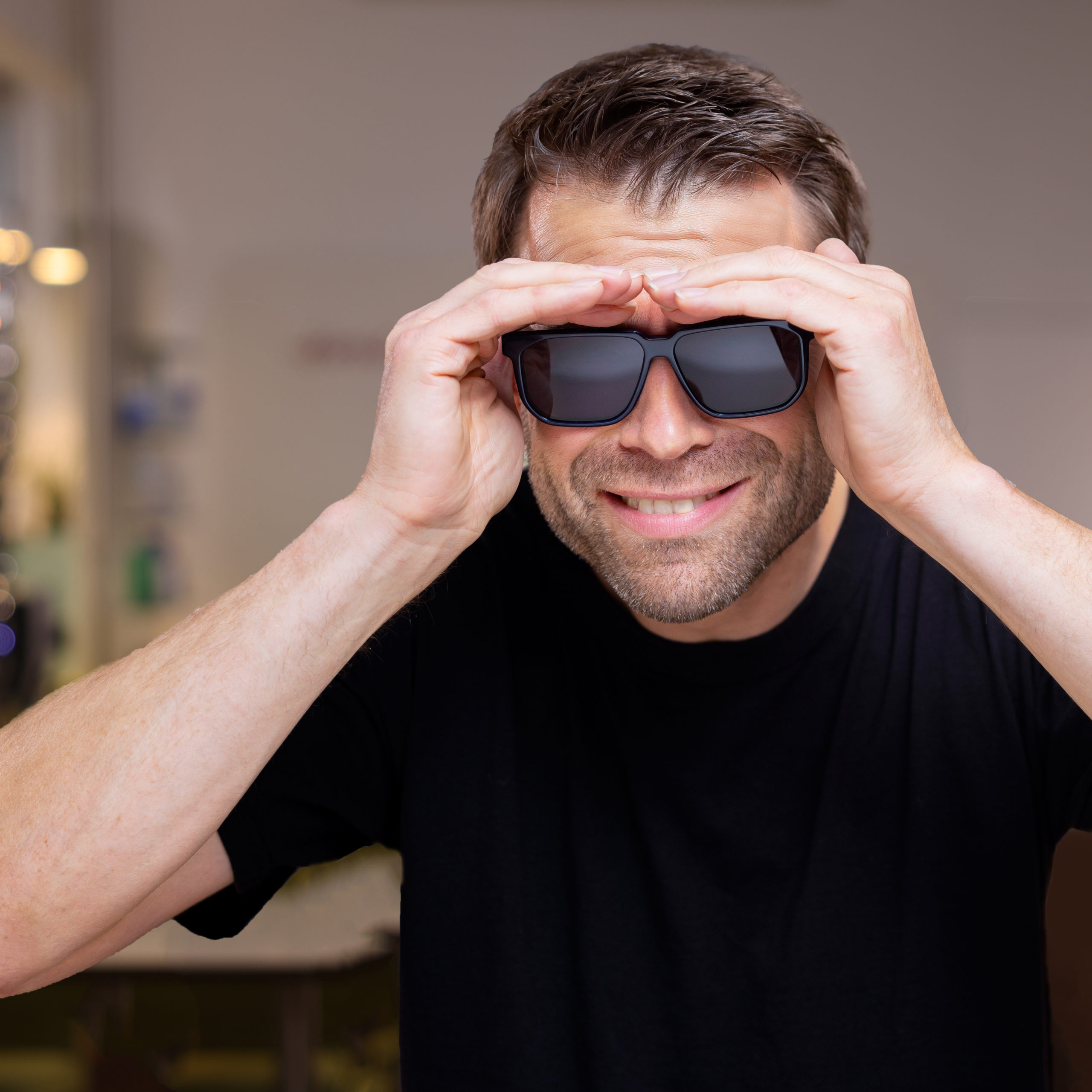 ZEISS BlueGuard Gläser ermöglichen komfortables Sehen und gutes Aussehen ohne störende blau-violette Reflexe.